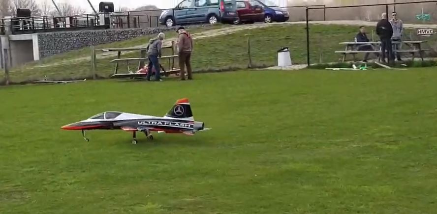 Max Scholten landt zijn toestel met turbine